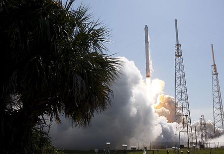 Старт ракеты Falcon 9 с кораблем Dragon на мысе Канаверал в США. Фото: Reuters